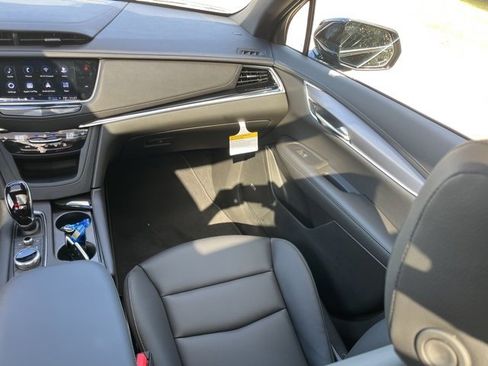 New 2025 Cadillac XT6 Luxury image 34