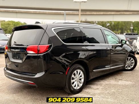 Used 2019 Chrysler Pacifica Touring-L FWD image 5