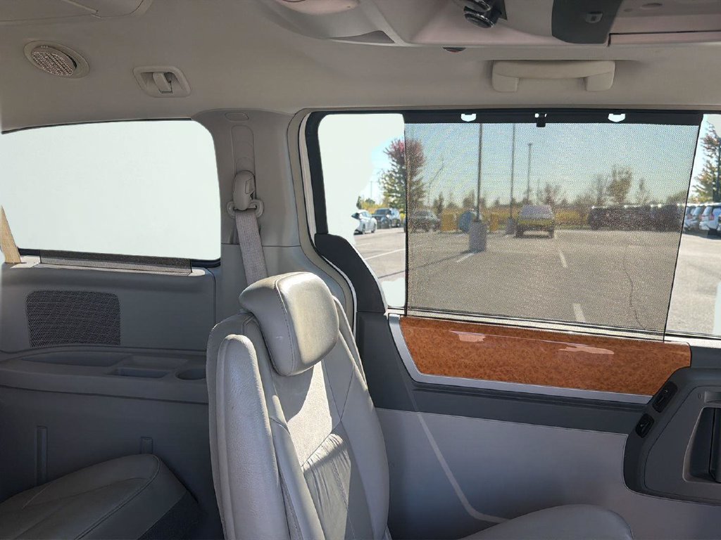 Used 2010 Chrysler Town & Country Limited w/ Entertainment Group #3 FWD image 32