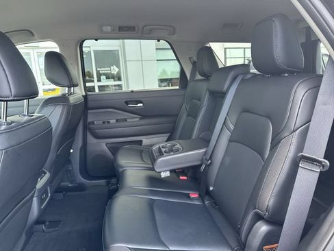 Used 2025 Nissan Pathfinder SL FWD image 12