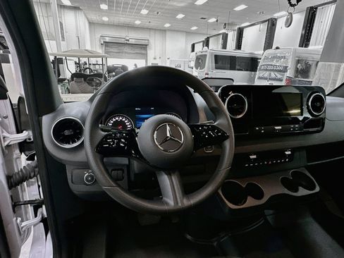 Used 2025 Mercedes-Benz Sprinter 2500 image 12