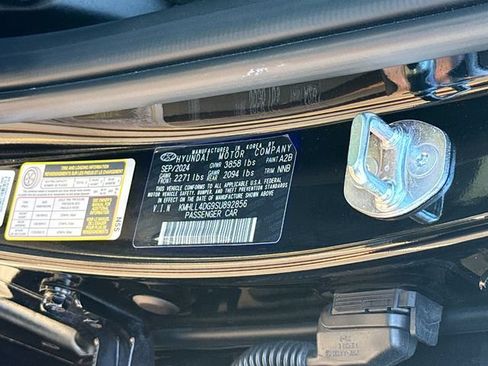Used 2025 Hyundai Elantra SE FWD image 30