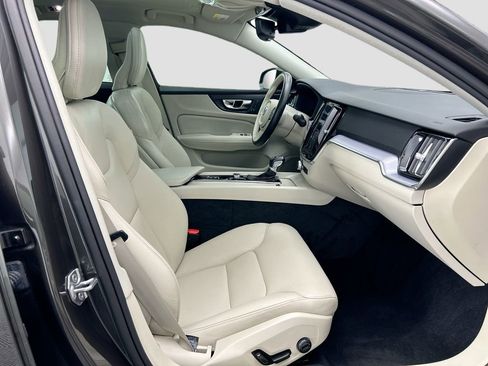 Used 2020 Volvo S60 T5 Momentum image 18