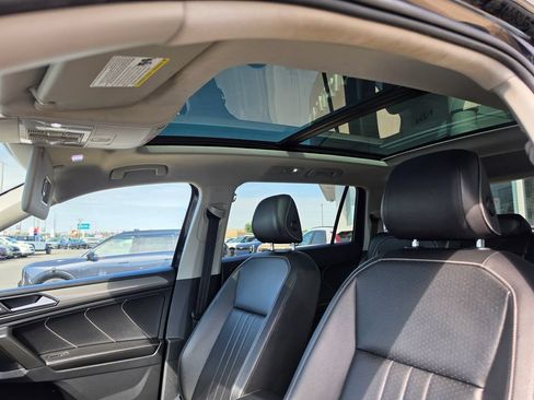 Used 2022 Volkswagen Tiguan SE w/ Panoramic Sunroof Package AWD/4WD image 11