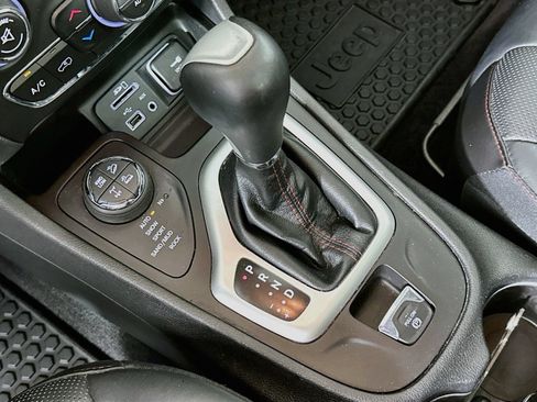 Used 2017 Jeep Cherokee Trailhawk AWD/4WD image 17