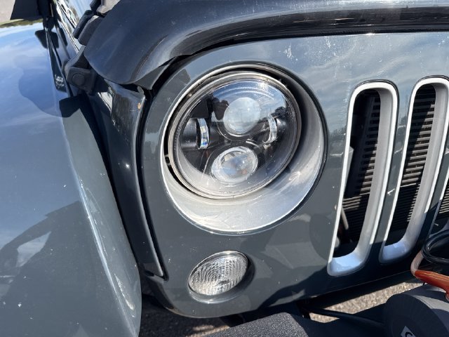 Used 2016 Jeep Wrangler Unlimited Sahara w/ Connectivity Group AWD/4WD image 12