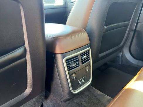 Used 2018 Chrysler 300 Limited AWD/4WD image 19