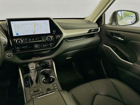 Used 2026 Toyota Highlander XLE image 24