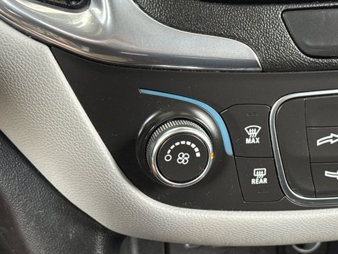 Used 2020 Chevrolet Equinox LS AWD/4WD image 28