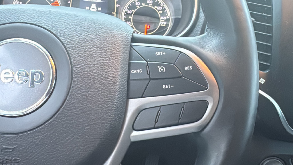 Used 2019 Jeep Cherokee Latitude Plus w/ Cold Weather Group AWD/4WD image 22