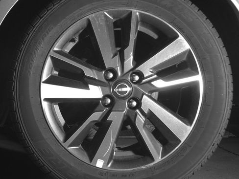 Used 2025 Nissan Versa SV image 14