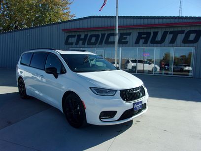 Used 2024 Chrysler Pacifica Limited w/ S Appearance Package