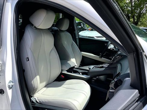 Used 2025 Acura RDX SH-AWD image 9