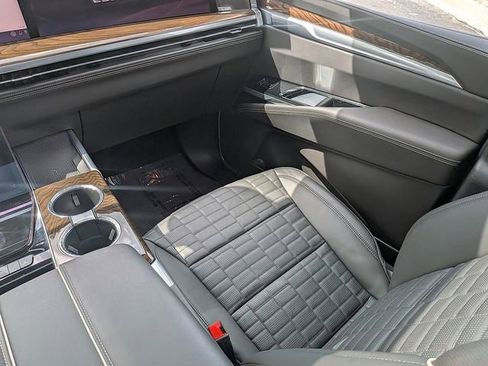 Certified 2025 Cadillac Escalade ESV Premium Luxury Platinum w/ LPO, Floor Liner Package AWD/4WD image 17