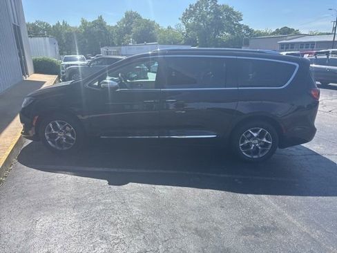 Used 2017 Chrysler Pacifica Limited w/ UConnect Theater Package FWD image 14