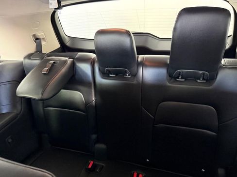 Used 2024 Nissan Pathfinder SL w/ Black Appearance Package FWD image 20