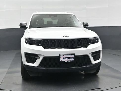 Used 2025 Jeep Grand Cherokee Altitude AWD/4WD image 12