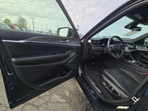 Used 2023 Jeep Grand Cherokee Overland w/ Advanced Protech Group III image 24