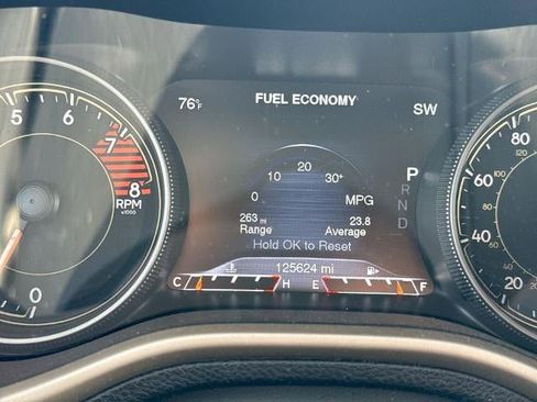 Used 2018 Jeep Cherokee Limited w/ Technology Group image 12