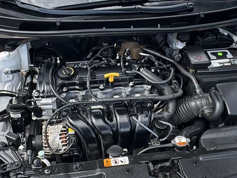 Used 2017 Hyundai Elantra GT image 30