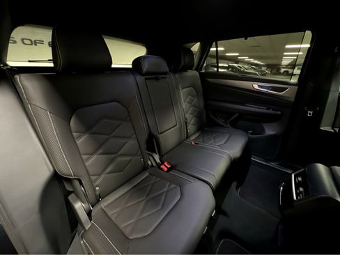 Used 2025 Volkswagen Atlas Cross Sport SE w/ Black Wheel Package image 22