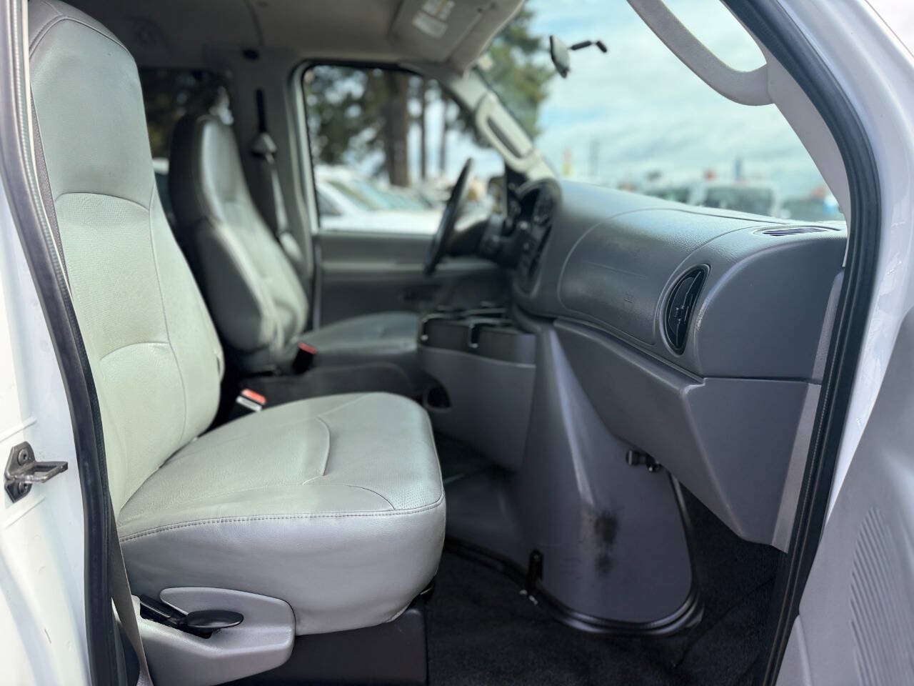 Used 2006 Ford E-350 and Econoline 350 XL RWD image 19