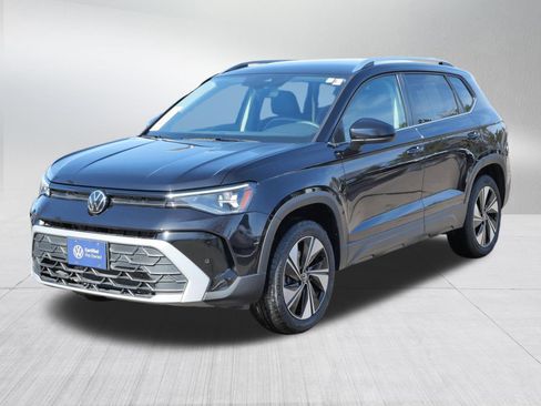 Certified 2025 Volkswagen Taos SE image 3