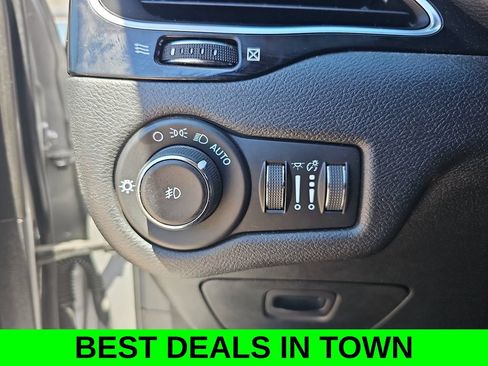 Used 2021 Jeep Cherokee Latitude Plus FWD image 24