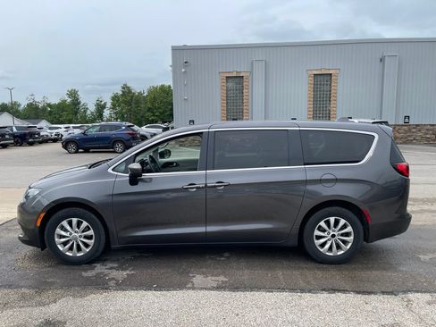 Used 2017 Chrysler Pacifica Touring w/ Tire & Wheel Group FWD image 3