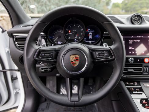 Certified 2025 Porsche Macan image 28