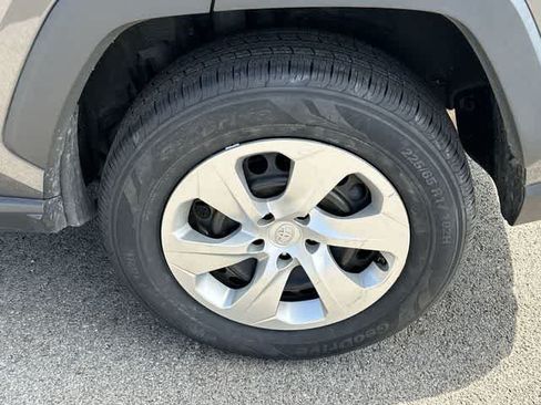 Used 2020 Toyota RAV4 LE FWD image 5