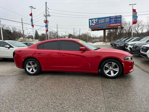 Used 2015 Dodge Charger SXT image 2