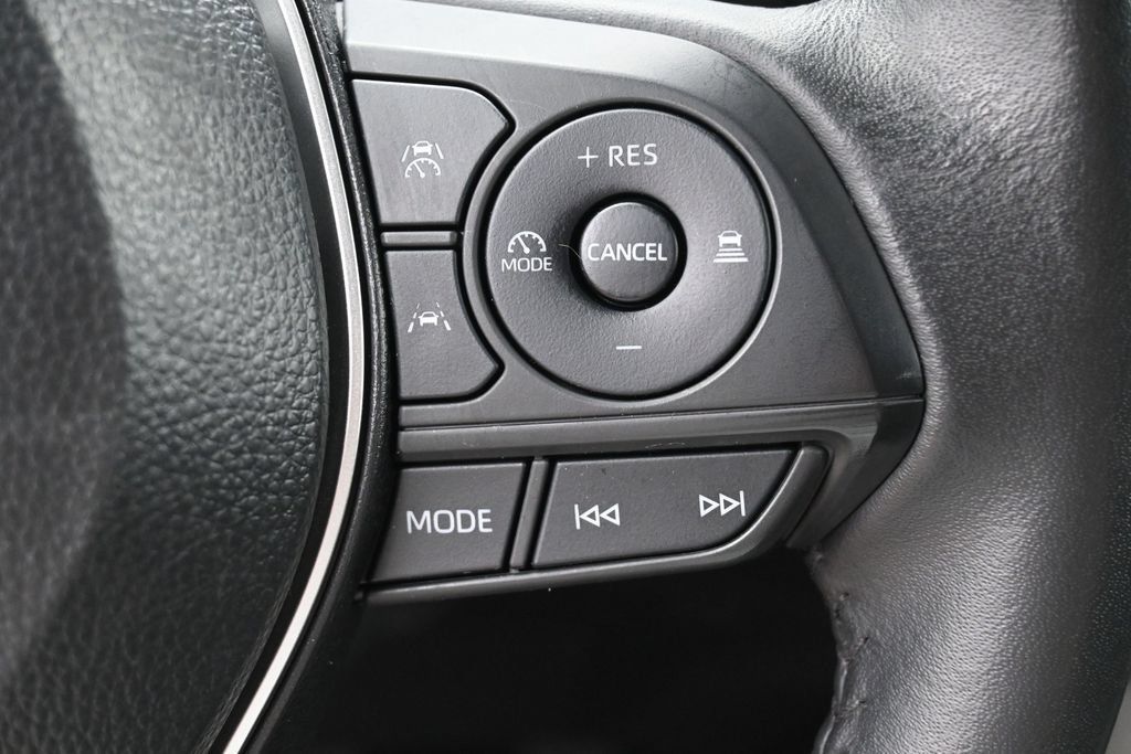 Used 2025 Toyota Corolla Cross LE FWD image 16