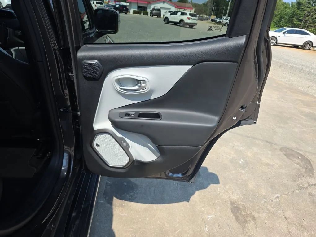 Used 2018 Jeep Renegade Limited w/ UConnect 8.4 Nav Group FWD image 47