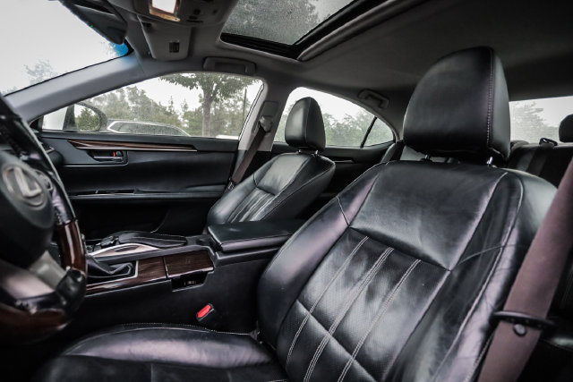 Used 2016 Lexus ES 300h w/ Luxury Package w/Wood Trim FWD image 43
