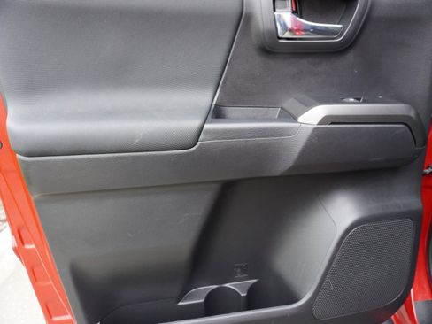 Used 2022 Toyota Tacoma TRD Sport image 14