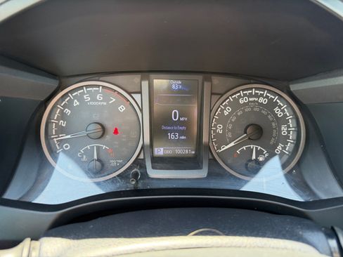 Used 2018 Toyota Tacoma TRD Off-Road w/ Technology Package AWD/4WD image 10