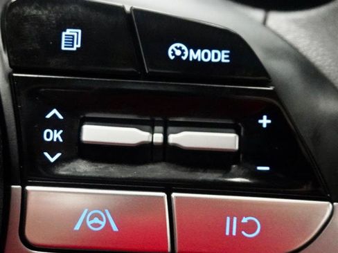 Used 2023 Hyundai Elantra SEL image 25