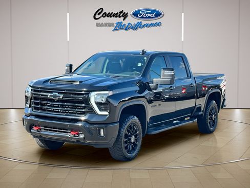 Used 2025 Chevrolet Silverado 2500 LT w/ Trail Boss Package AWD/4WD image 2