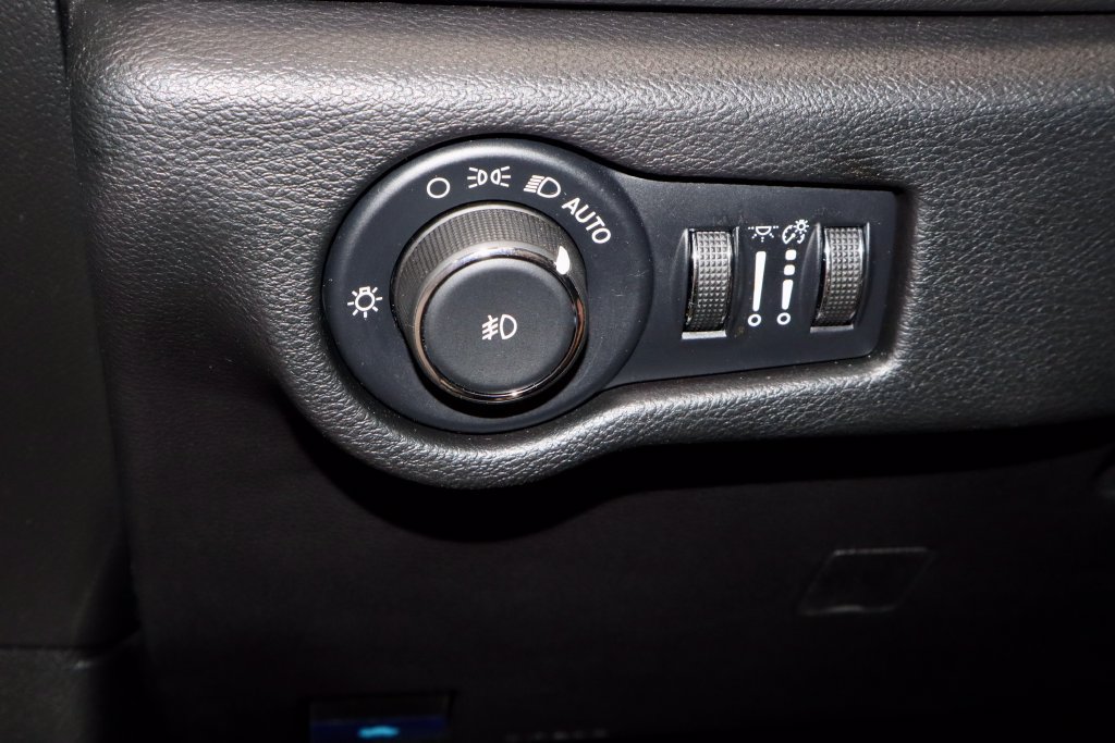 Used 2025 Chrysler Pacifica Select FWD image 25