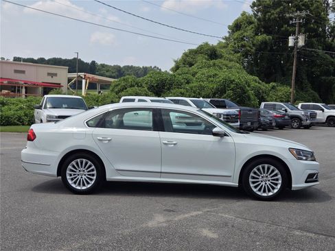 Used 2017 Volkswagen Passat 1.8T SE FWD image 4