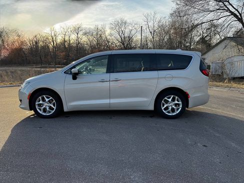 Used 2017 Chrysler Pacifica Touring Plus w/ Tire & Wheel Group image 3