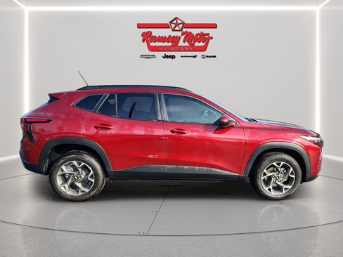Used 2025 Chevrolet Trax LT w/ LT Convenience Package FWD image 6