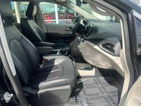 Used 2024 Chrysler Pacifica Touring-L FWD image 11