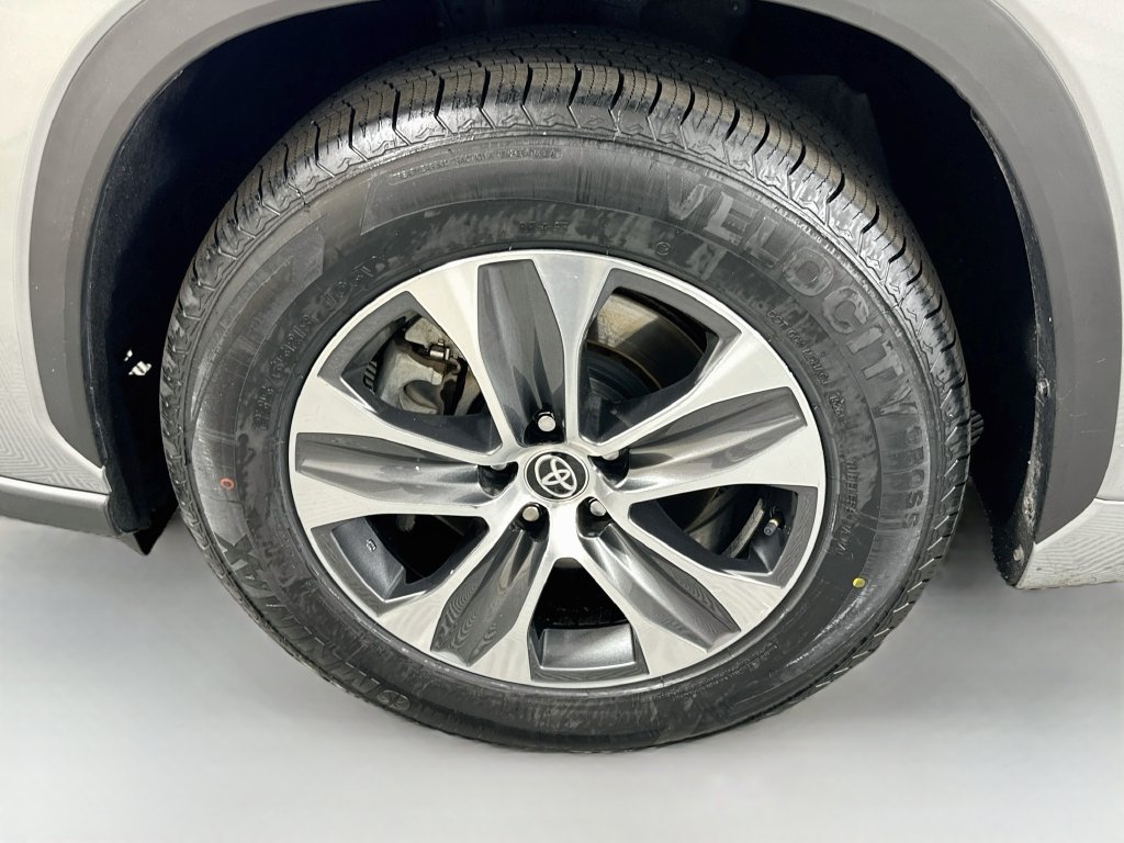 Certified 2025 Toyota Highlander XLE FWD image 31