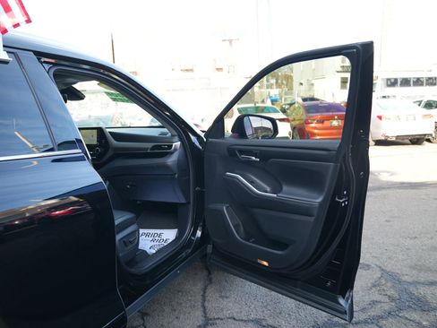 Used 2020 Toyota Highlander XLE image 11