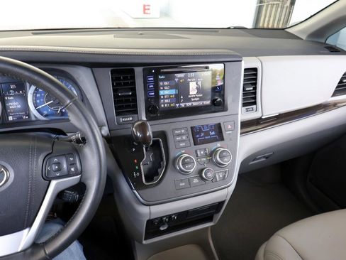 Used 2015 Toyota Sienna XLE image 46