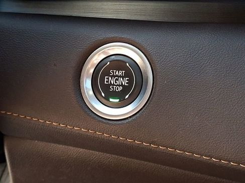 Used 2022 Cadillac Escalade Premium Luxury AWD/4WD image 23