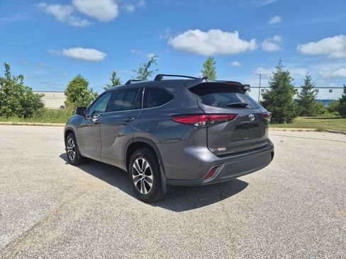 Used 2022 Toyota Highlander XLE AWD/4WD image 8