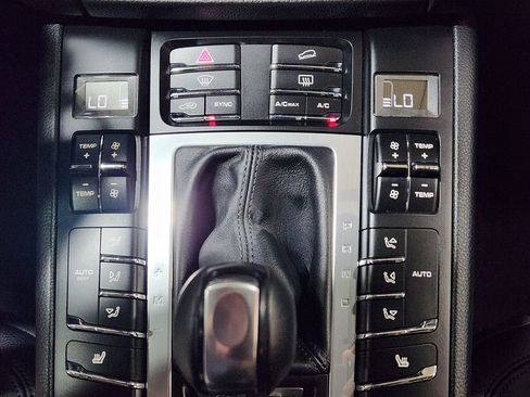 Used 2021 Porsche Macan image 40